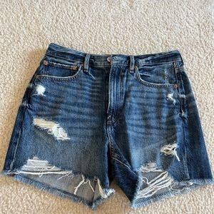 Brand new NEVER WORN American Eagle Jean shorts!! Just don’t fit me anymore.